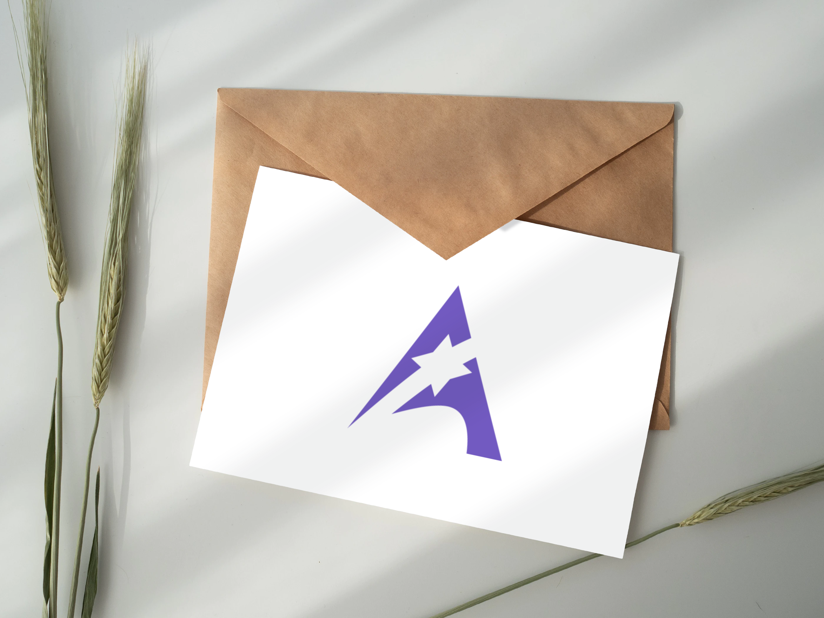 Marchio viola AsterGift su biglietto bianco appoggiato a una busta